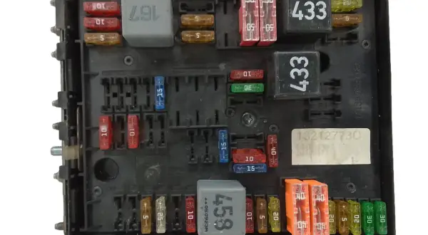 Caja de fusibles de un Golf 4, con varios fusibles y relés. Un fusible elevalunas Golf 4 podría ser uno de los de 15A o 20A.
