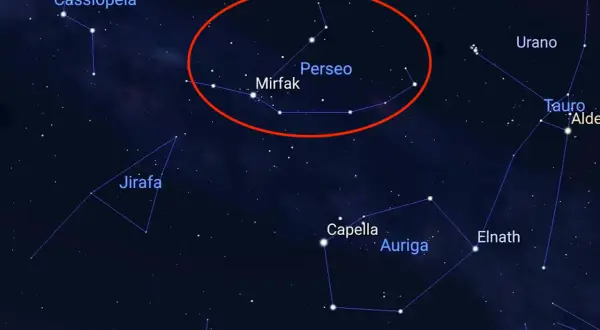 El círculo rojo marca la constelación de Perseo, hacia donde mirar para ver las Perseidas.