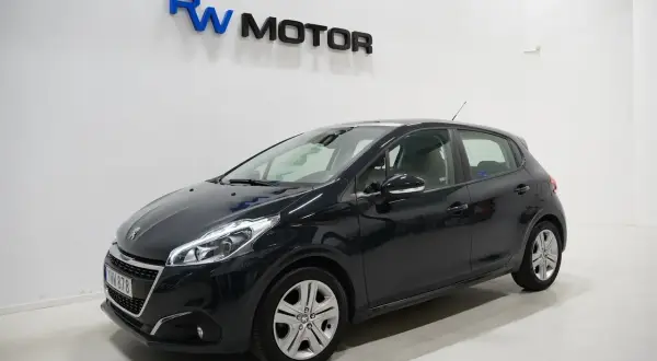 Mörkgrå Peugeot 208 står i ett showroom. En potentiell peugeot 208 problem kan vara att den är lite för liten för familjen.