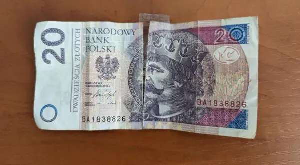 Jak skleić banknot i uniknąć dalszego uszkodzenia pieniędzy