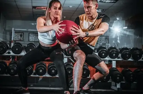 Trening obwodowy co to? Poznaj jego zalety i skuteczne ćwiczenia