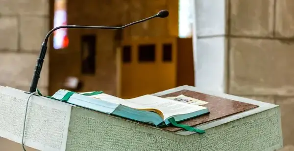 Jak czytać czytanie w kościele, aby zaangażować słuchaczy i uniknąć błędów