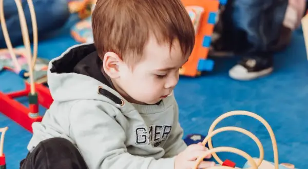 Jak dziecko odreagowuje żłobek? Objawy stresu i jak pomóc maluchowi