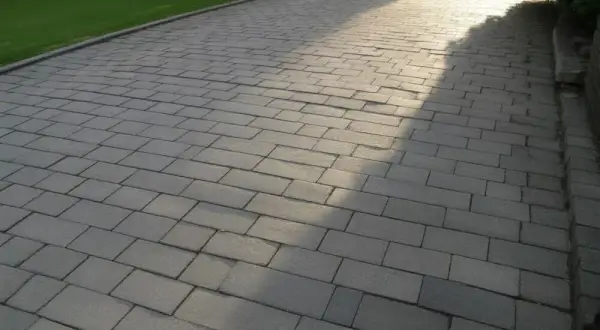 Jaka grubość kostki na podjazd? 6 czy 8 cm wybierz mądrze!