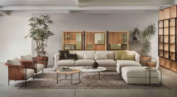 Soggiorno moderno con divano componibile beige, poltrone in midollino e pareti color tortora chiaro e scuro.