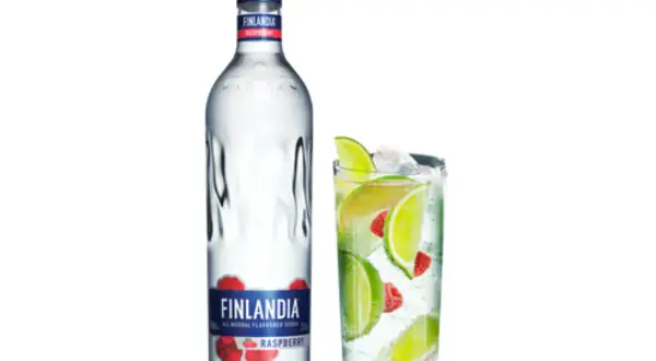 Butelka Finlandia Raspberry i szklanka z drinkiem, lodem, limonką i malinami. Idealny alkohol na letnie wieczory.