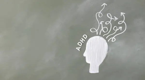 Biały zarys głowy z napisem ADHD i chaotycznymi strzałkami wychodzącymi z niej, symbolizującymi gonitwę myśli u dorosłych.