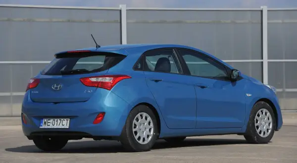 Niebieski Hyundai i30, tył. Wymiana żarówki stopu w tym modelu jest prosta.