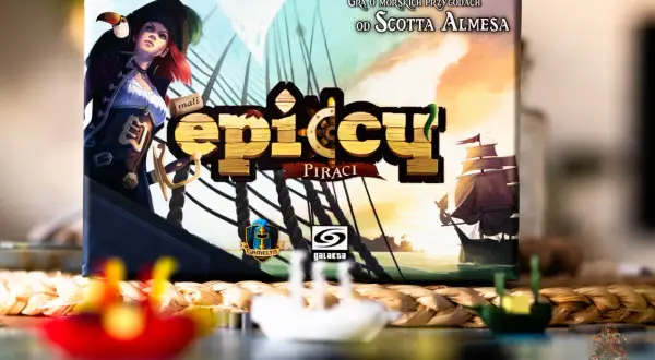 Mali piraci szykują się na epickie przygody na morzu. Gra planszowa "Mali epiccy wikingowie" wciągnie Cię w wir morskich opowieści.