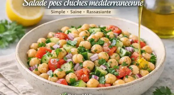 Salade méditerranéenne aux pois chiches, tomates, concombre et oignon rouge. Une recette simple, saine et rassasiante, arrosée d'huile d'olive.