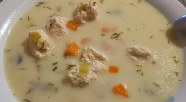 Kremowa zupa królewska z delikatnymi kluseczkami drobiowymi, marchewką i koperkiem. Pyszne danie na każdą okazję.