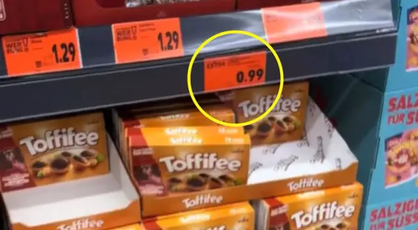 Pudełka Toffifee na półce sklepowej z ceną 0.99€ w żółtym kółku.