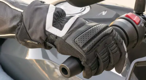 Bezpieczne rękawice motocyklowe: jak wybrać najlepsze dla siebie?