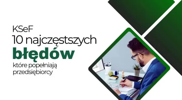 Mężczyzna w okularach pisze w notatniku przy biurku. Tekst: KSeF 10 najczęstszych błędów.