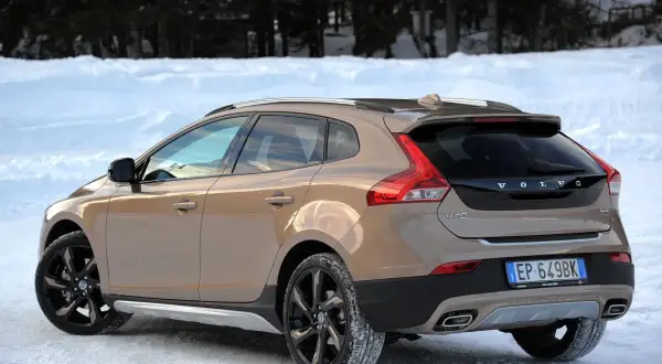 Brązowe Volvo V40 D2 Cross Country na śniegu, gotowe na zimowe wyzwania.