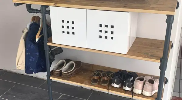 En praktisk hylla med kläder, skor och förvaringslådor. Perfekt hylla inspiration för hallen.
