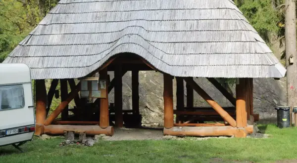 Drewniana wiata i przyczepa kempingowa w Bieszczadach. Idealne miejsce na camping.
