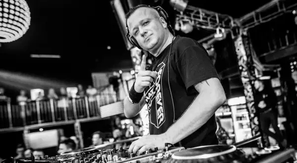 Ile bierze DJ Hazel za występ? Sprawdź, co wpływa na cenę!