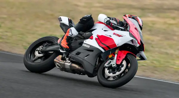 Motocicleta Yamaha R9 en pista, con piloto inclinado en curva. Detalles de la Yamaha R9 ficha técnica.