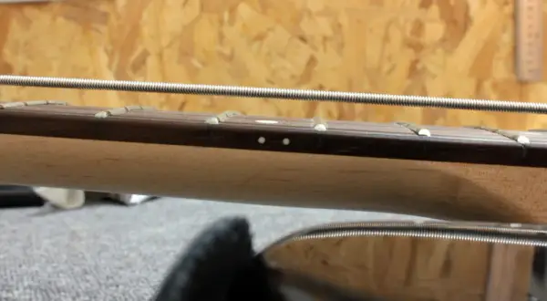 Jak akcja strun w gitarze elektrycznej wpływa na brzmienie i grę