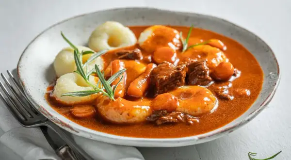Gulasz z wołowiny z kluskami śląskimi i marchewką w sosie. Dowiedz się, jak mrozić kluski śląskie surowe czy gotowane, by cieszyć się smakiem.