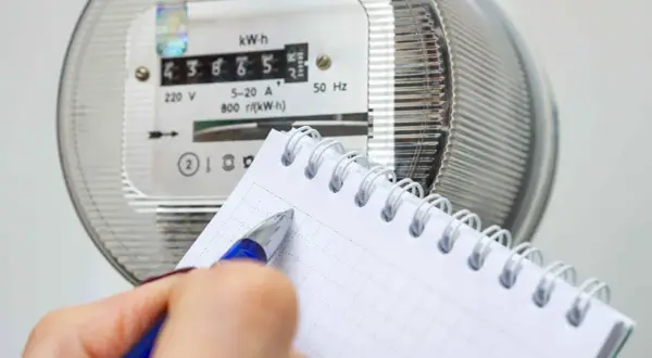 Zapisywanie odczytu licznika energii elektrycznej, by dowiedzieć się, jak obliczyć zużycie prądu.