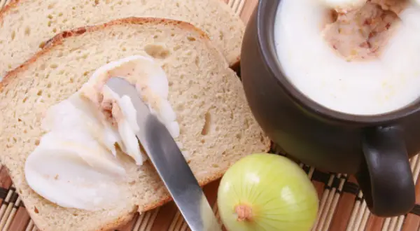 Kiedy dodać cebulę do smalcu, aby uzyskać idealny smak?