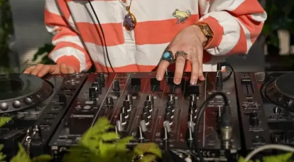 Jaki kontroler DJ na początek? Wybierz najlepszy model dla siebie
