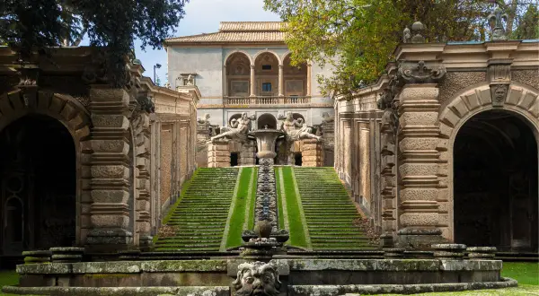Scalinata monumentale con fontane e statue conduce al Palazzo Farnese a Caprarola, un capolavoro rinascimentale.