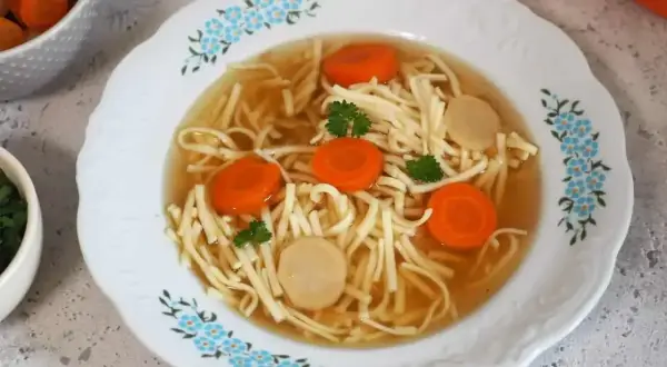 Aksamitny rosół z kaczki z makaronem nitki, marchewką i natką pietruszki. Idealny na chłodne dni.