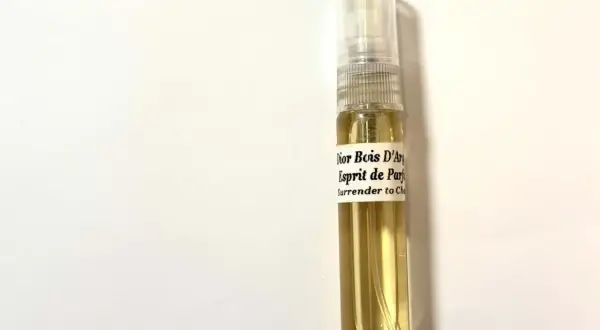 Próbka perfum Dior Bois d'Argent, Esprit de Parfum. Złocisty płyn w szklanej fiolce z atomizerem.