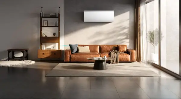 Soggiorno moderno con divano in pelle, libreria e condizionatori inferiori a 12 kw.