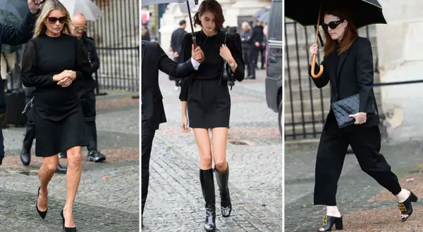 Drei Frauen in Schwarz, darunter Kate Moss, Kaia Gerber und Julianne Moore, besuchen eine Beerdigung. Sie tragen elegante Kleider und auffällige offene Schuhe.