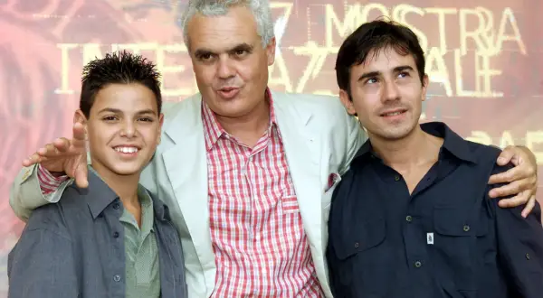 I Tre Moschettieri di Modena City Ramblers, con i testi di "I Cento Passi", sorridono insieme.