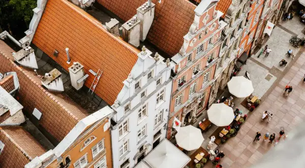 Gdańsk: urokliwe kamienice i kawiarniane ogródki na starówce, idealne na rodzinne spacery. Atrakcje dla dzieci czekają!