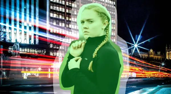 En ung kvinna med flätat hår ser misstänksam ut mot bakgrunden av en stad i rörelse. Kanske känner hon **avundsjuka på jobbet** när hon ser andras framgångar.