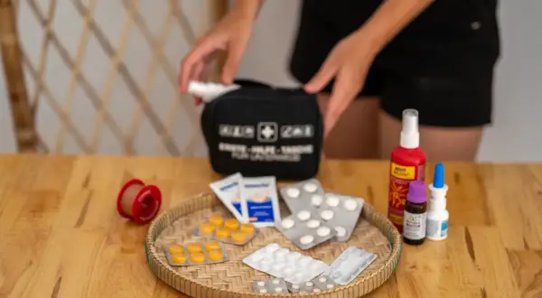 Erste-Hilfe-Set für die Packliste Asien Backpacking: Pflaster, Schmerztabletten, Nasenspray und mehr.