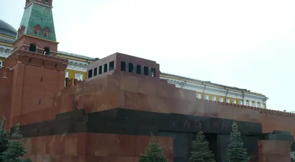 Mauzoleum Lenina na Placu Czerwonym w Moskwie, z charakterystyczną czerwoną cegłą i zieloną wieżą.