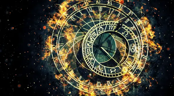 Ognisty znak zodiaku otacza starożytną tarczę zegarową z rzymskimi cyframi i symbolami astrologicznymi, unoszącą się w kosmicznej mgławce.