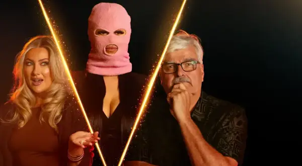Tre personer, en med rosa balaklava, står framför en gul ljusformation. En kvinna till vänster, en man med glasögon till höger. Kanske från spelet SVT.