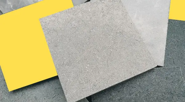 Variedad de muestras de revestimiento mineral gris y un cuadrado amarillo brillante.