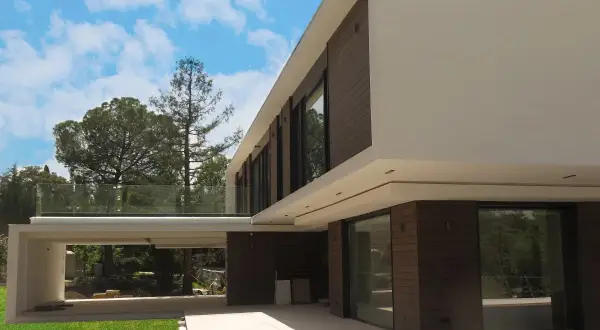 Fachadas de casas modernas con líneas limpias, madera y cristal. Un diseño vanguardista que se integra con la naturaleza circundante.