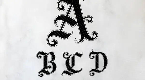 Lettre A, B, C, D en style gothique, avec des volutes élégantes. Parfait pour un design médiéval.