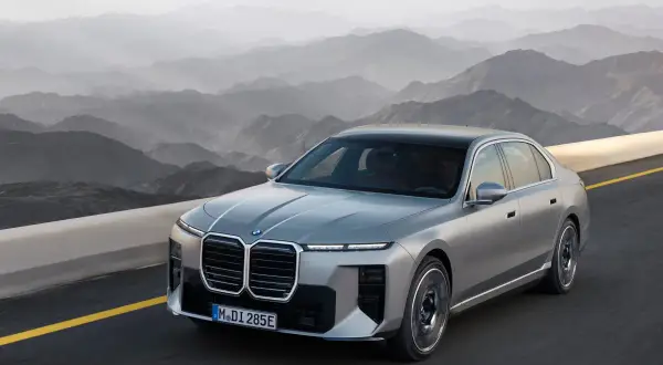 Srebrne BMW 2025 jedzie po górskiej drodze.
