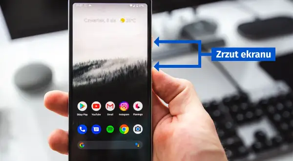 Dłoń trzyma smartfon z ikonami aplikacji. Wskazówki pokazują, jak zrobić zrzut ekranu.