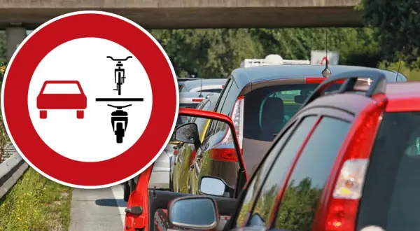 Zakaz wjazdu dla samochodów i motocykli. Znaki drogowe w Niemczech przed korkiem samochodowym.