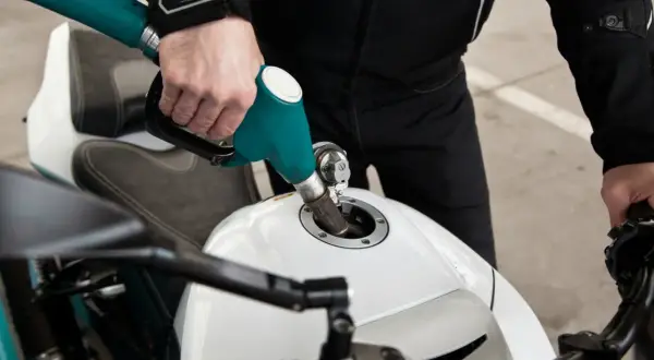 Tankowanie białego motocykla. Zastanawiasz się, ile pali motor 125?