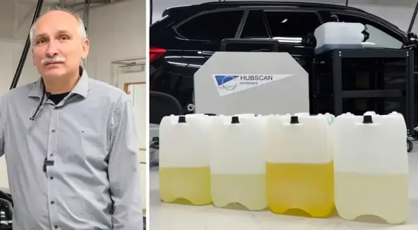 Man med mustasch bredvid en personbil med flera dunkar med vätska, troligen för blankdiesel.