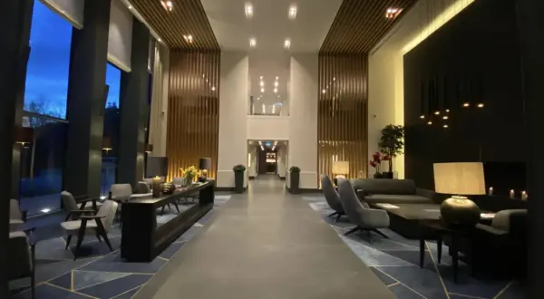 Nowoczesne wnętrze hotelu Pieniny Grand z wygodnymi fotelami i designerskim dywanem.