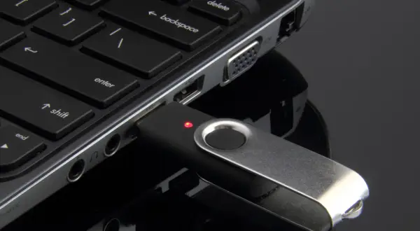 Podłącz pendrive do laptopa, aby zgrać ważne pliki. Czerwona dioda sygnalizuje gotowość.